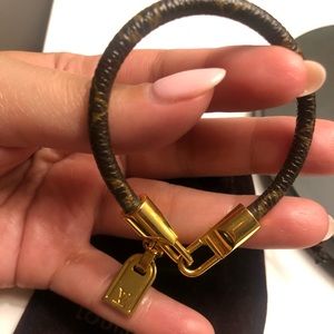 Women LV leather bracelet.